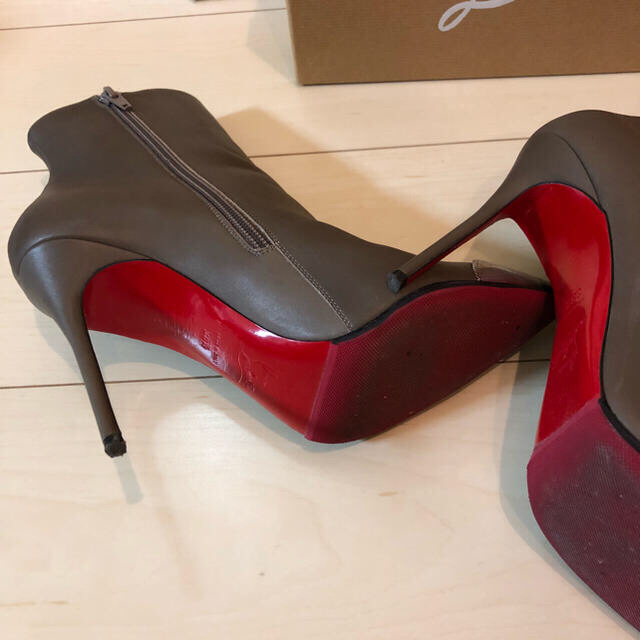美品 クリスチャンルブタン ショートブーツ グレージュ 38.5 美品 クリスチャンルブタン ショートブーツ グレージュ 38.5