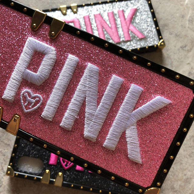 Victoria's Secret(ヴィクトリアズシークレット)のPINK iPhoneカバー💗 スマホ/家電/カメラのスマホアクセサリー(iPhoneケース)の商品写真