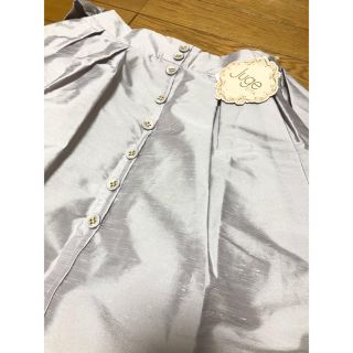 ジュジュエッタ(JugeETTA)のシルバースカート＊ 新品 【取置き中】(ひざ丈スカート)