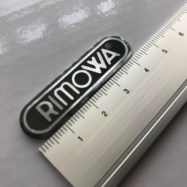 RIMOWA(リモワ)のRIMOWA リモワ純正品 ロゴシールプレート 大 ブラックシルバー 凸文字 メンズのバッグ(トラベルバッグ/スーツケース)の商品写真
