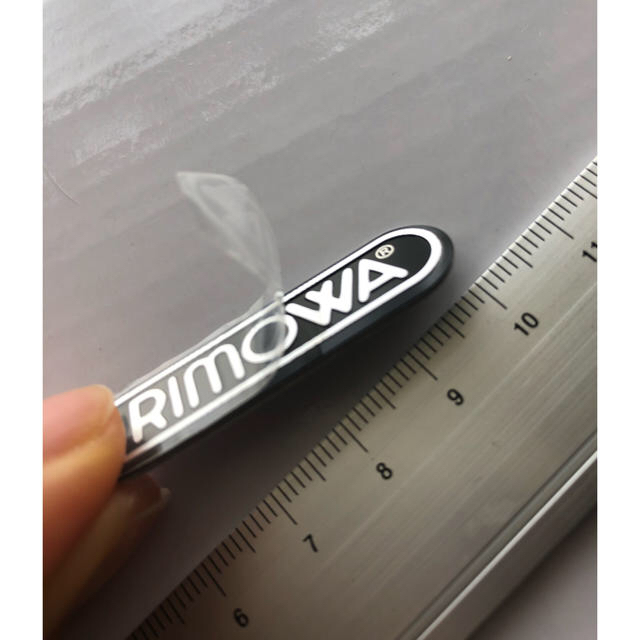 RIMOWA(リモワ)のRIMOWA リモワ純正品 ロゴシールプレート 大 ブラックシルバー 凸文字 メンズのバッグ(トラベルバッグ/スーツケース)の商品写真