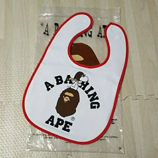 アベイシングエイプ(A BATHING APE)の新品  A  BATHING APE  スヌーピーコラボスタイ(ベビースタイ/よだれかけ)