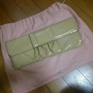 ミュウミュウ(miumiu)のパテントリボンクラッチバッグ(クラッチバッグ)