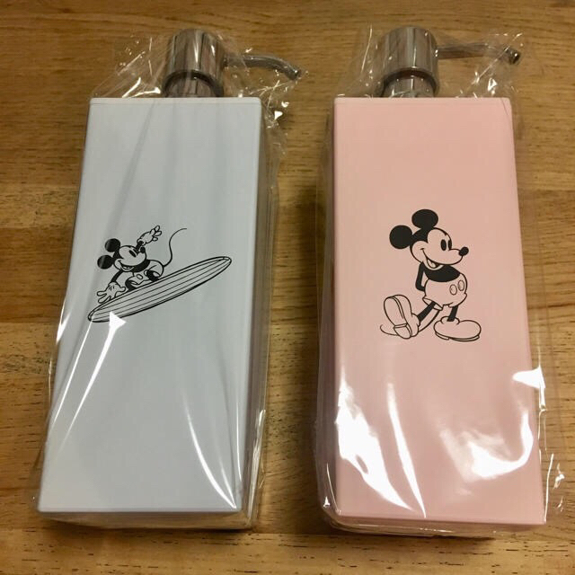 Disney(ディズニー)の半額以下♪（新品）ミッキー  ディスペンサー  ピンク 水色  ボトル インテリア/住まい/日用品の日用品/生活雑貨/旅行(タオル/バス用品)の商品写真