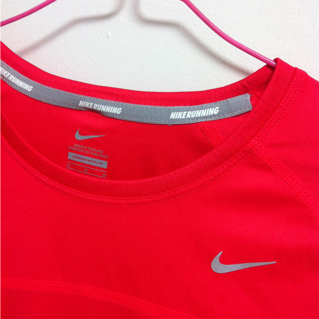 NIKE(ナイキ)の蛍光ピンク女子ランニングウェア レディースのトップス(Tシャツ(長袖/七分))の商品写真