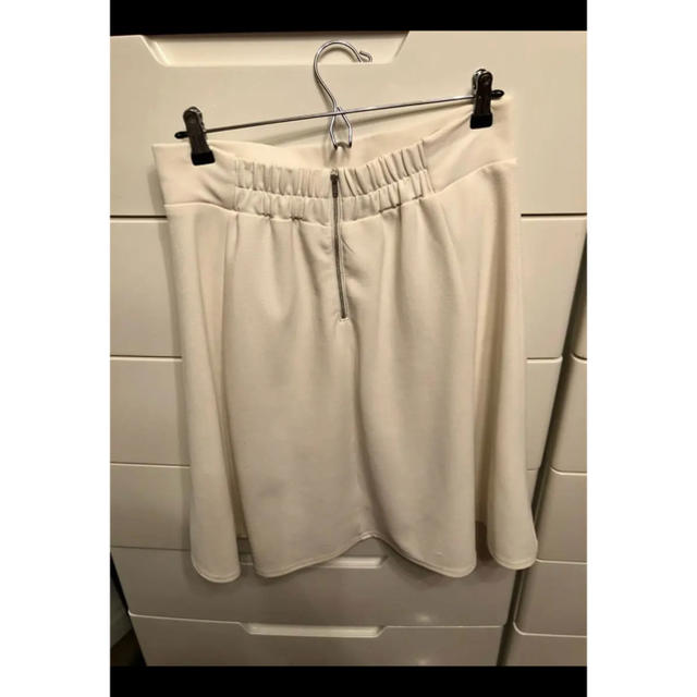 GU(ジーユー)のホワイトスカート レディースのスカート(ひざ丈スカート)の商品写真