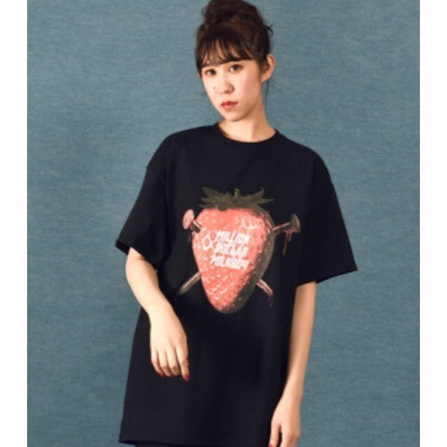 MILKBOY(ミルクボーイ)のMILKBOY berry いちごMDM Tシャツ  ブラック  串刺しベリー  レディースのトップス(Tシャツ(半袖/袖なし))の商品写真