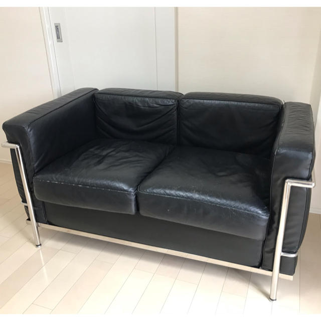 Cassina(カッシーナ)のル コルビジェのソファ カッシーナ 2人掛け リプロダクト ☆値下げします。 インテリア/住まい/日用品のソファ/ソファベッド(二人掛けソファ)の商品写真