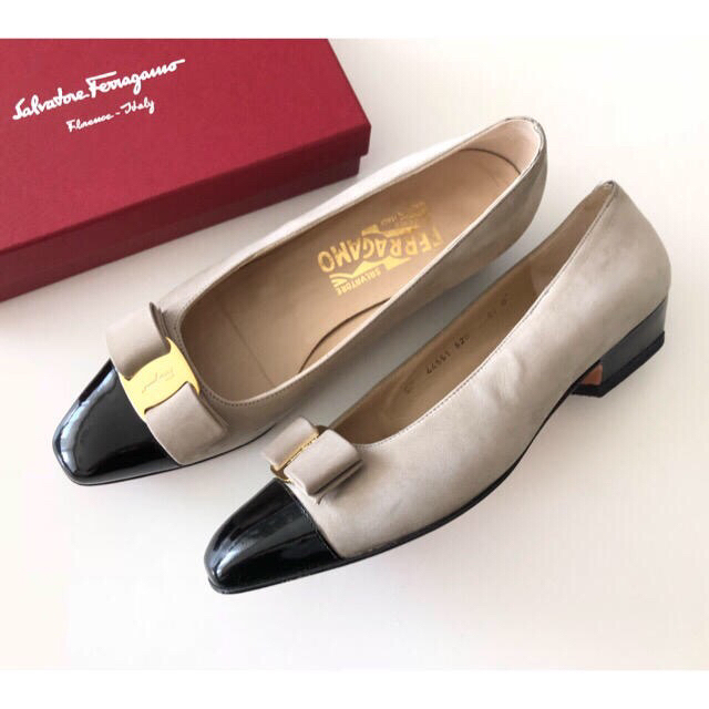 Salvatore Ferragamo(サルヴァトーレフェラガモ)の【美品】フェラガモ バイカラーパンプス ¥82,080 レディースの靴/シューズ(ハイヒール/パンプス)の商品写真