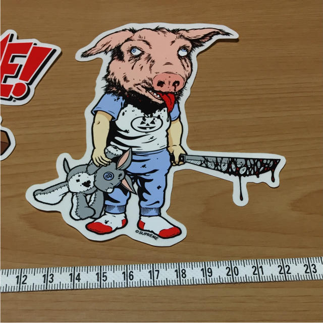 Supreme supreme ステッカー 豚と少年の通販 by マリオカービィ ｜シュプリームならラクマ