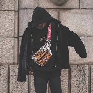 ゲス(GUESS)のGuess × atoms fanny pack (ショルダーバッグ)