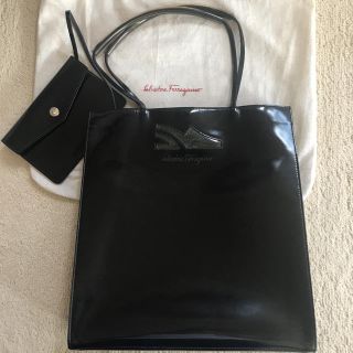 サルヴァトーレフェラガモ(Salvatore Ferragamo)のフェラガモ  エナメルトートバッグ  黒(トートバッグ)