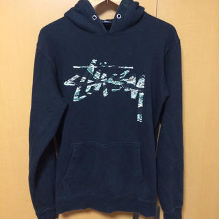 ステューシー(STUSSY)のstussy プルオーバーパーカー 迷彩 M(パーカー)