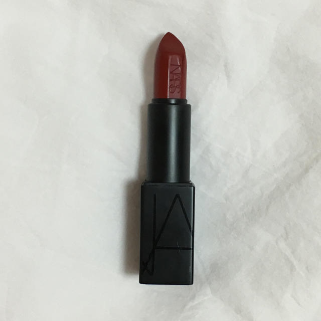 NARS(ナーズ)のNARS オーデイシャスリップスティック 9474 コスメ/美容のベースメイク/化粧品(口紅)の商品写真