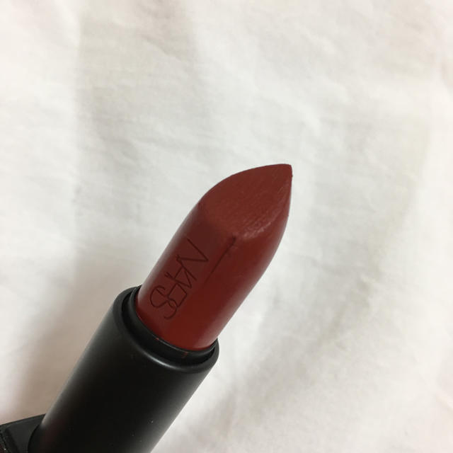 NARS(ナーズ)のNARS オーデイシャスリップスティック 9474 コスメ/美容のベースメイク/化粧品(口紅)の商品写真