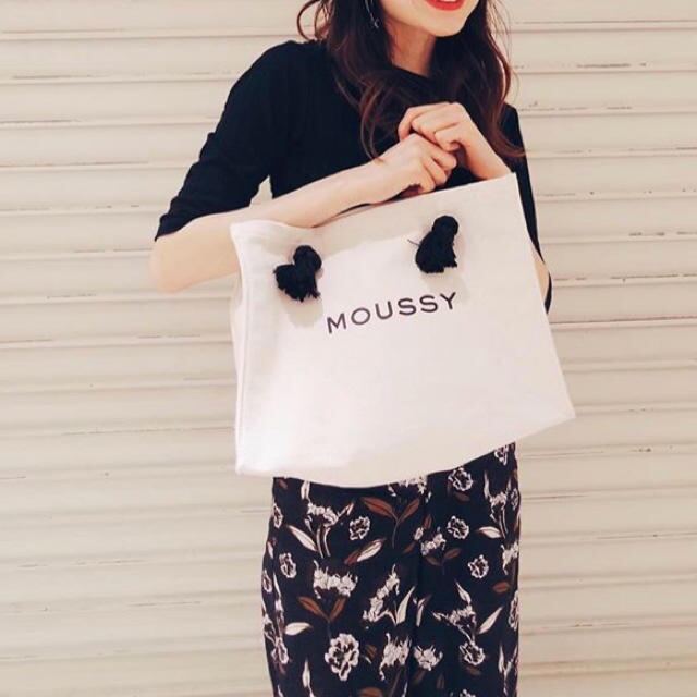 moussy(マウジー)のセール♡人気完売白♡MOUSSYキャンバストートバッグ♡ショッパー型トートバック レディースのバッグ(トートバッグ)の商品写真