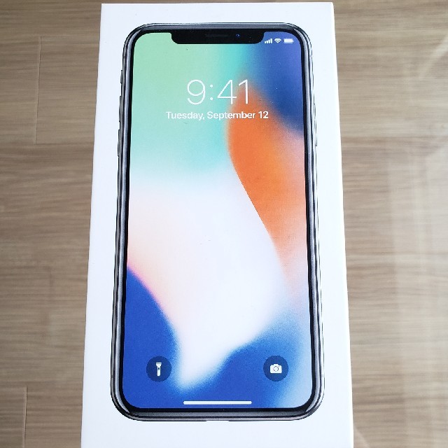 iPhone(アイフォーン)のiPhoneX 256GB SIMフリー シルバー スマホ/家電/カメラのスマートフォン/携帯電話(スマートフォン本体)の商品写真