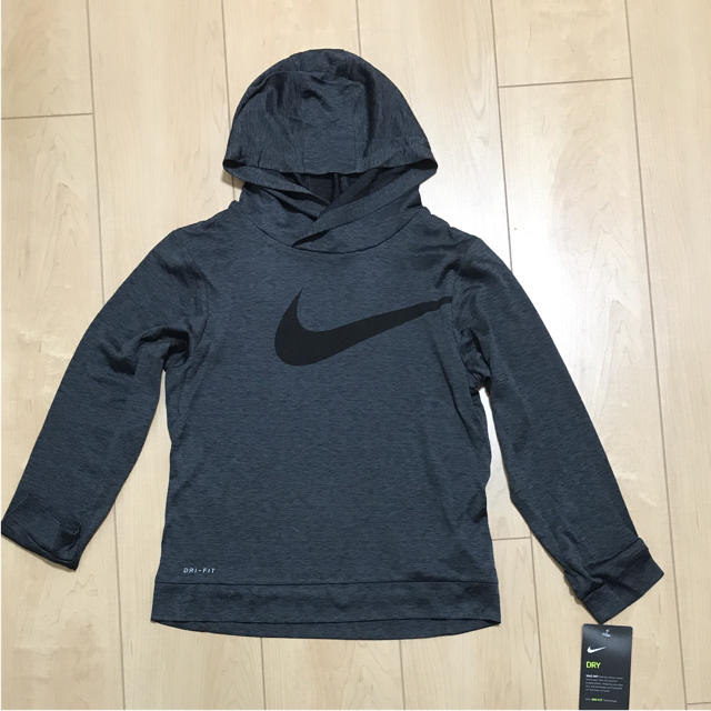 NIKE(ナイキ)のNIKE ドライフィット パーカー★最安値★ キッズ/ベビー/マタニティのキッズ服男の子用(90cm~)(Tシャツ/カットソー)の商品写真