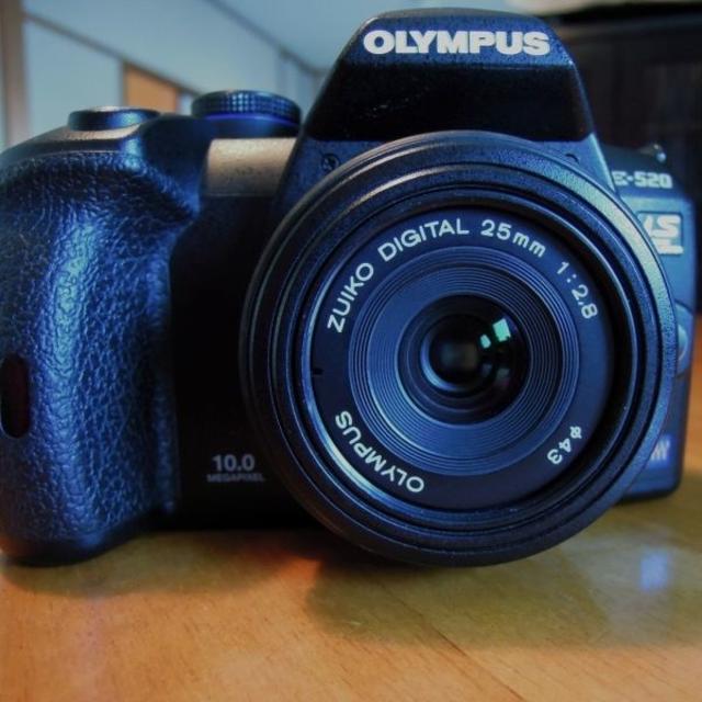 OLYMPUS(オリンパス)のOLYMPUS E520 + ZUIKO 25mm F2.8　単焦点デビューに！ スマホ/家電/カメラのカメラ(デジタル一眼)の商品写真