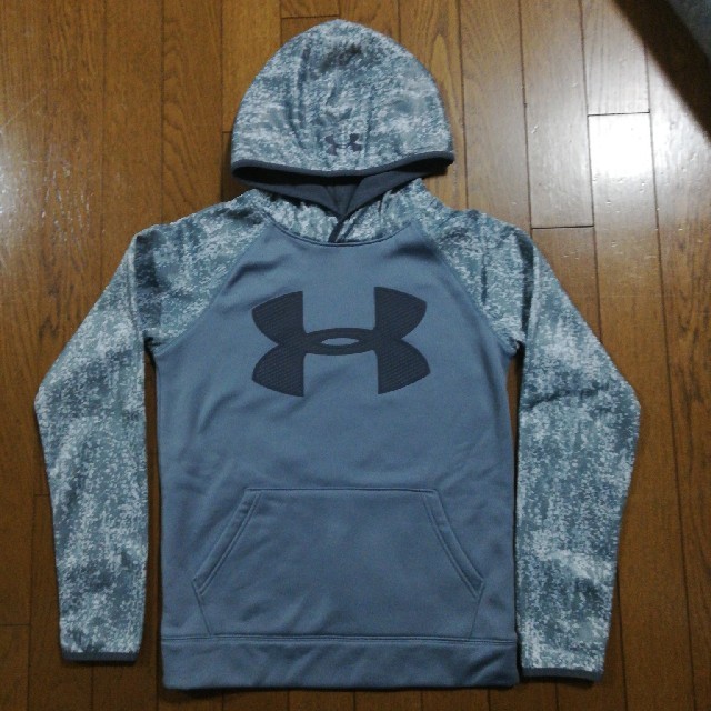 UNDER ARMOUR(アンダーアーマー)のひまたんももこ様専用　アンダーアーマー　ジュニア　フード付トレーナー スポーツ/アウトドアのトレーニング/エクササイズ(トレーニング用品)の商品写真