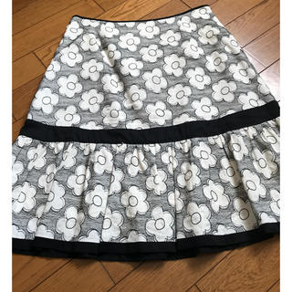 ナルミヤ インターナショナル(NARUMIYA INTERNATIONAL)のジュスカ花柄スカート美品(ひざ丈スカート)