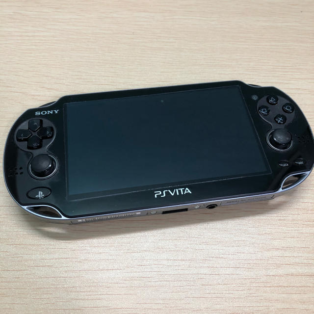 PlayStation Vita(プレイステーションヴィータ)のPlayStation vita PCH-1100 32Gメモリーカード付き エンタメ/ホビーのゲームソフト/ゲーム機本体(携帯用ゲーム機本体)の商品写真