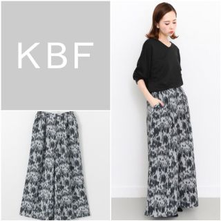 ケービーエフ(KBF)の【新品】URBAN RESEARCH KBF プリントワイドパンツ(カジュアルパンツ)