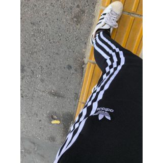 アディダス(adidas)のトラックパンツ(カジュアルパンツ)