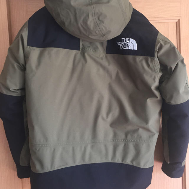 THE NORTH FACE(ザノースフェイス)のノースフェイス マウンテンダウンジャケット バーントオリーブ サイズS メンズのジャケット/アウター(ダウンジャケット)の商品写真