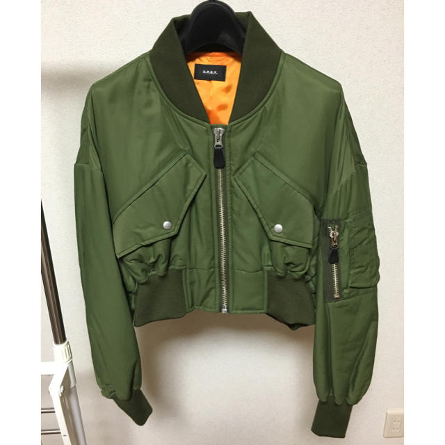 G.V.G.V.(ジーヴィジーヴィ)の値下中 G.V.G.V. CROPPED MA-1 BLOUSON ジーヴィー レディースのジャケット/アウター(ブルゾン)の商品写真