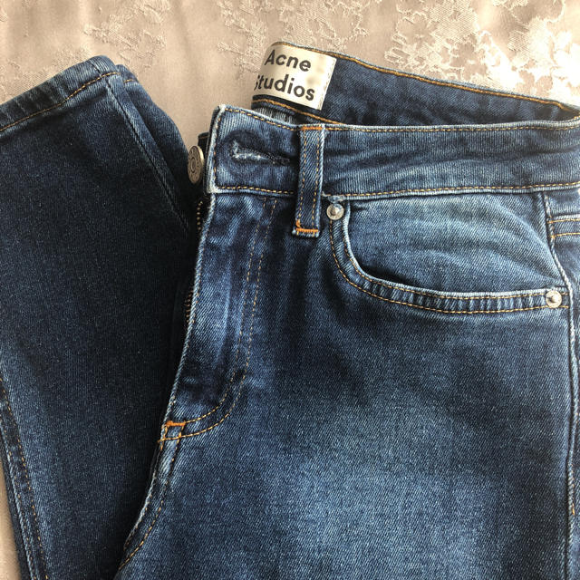 ACNE(アクネ)のACNE SKIN5 USED BLUE アクネ デニム 25 レディースのパンツ(デニム/ジーンズ)の商品写真