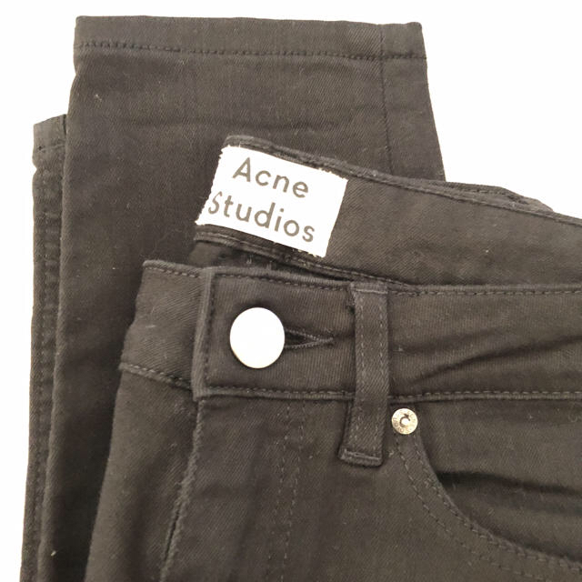 ACNE(アクネ)のACNE SKIN5 BLACK 25 アクネ デニム レディースのパンツ(デニム/ジーンズ)の商品写真