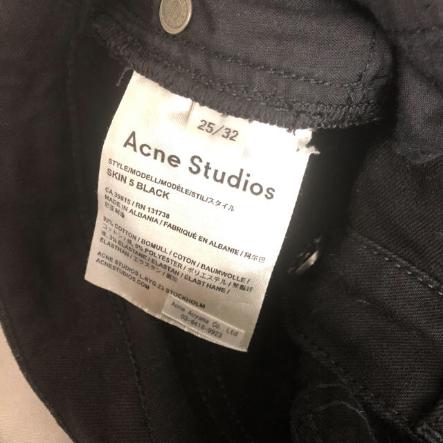 ACNE(アクネ)のACNE SKIN5 BLACK 25 アクネ デニム レディースのパンツ(デニム/ジーンズ)の商品写真