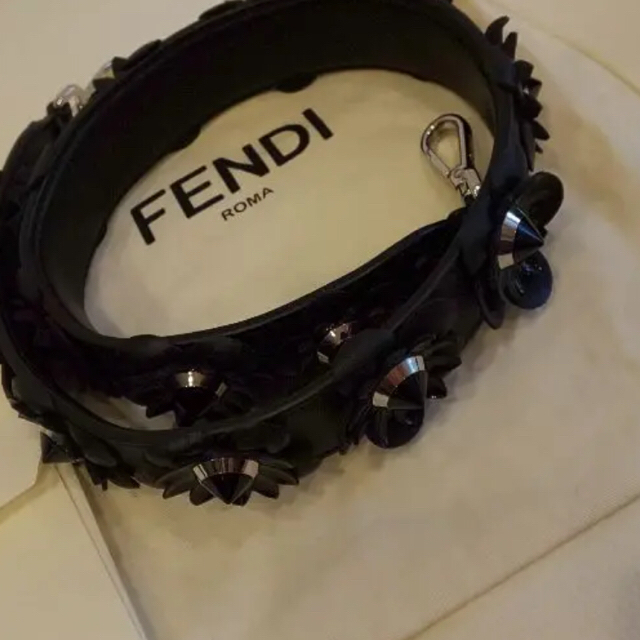 FENDI(フェンディ)の正規品 フェンディ フラワーストラップユー ブラック レディースのバッグ(ショルダーバッグ)の商品写真