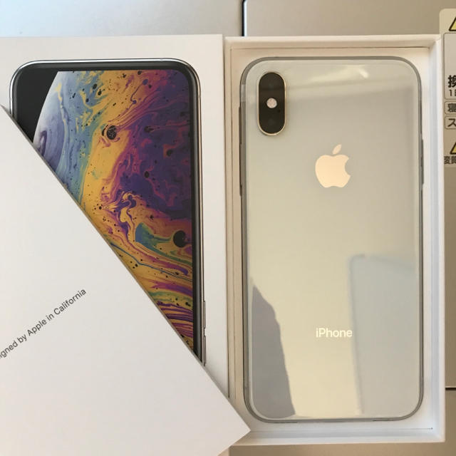 iPhone(アイフォーン)のSIMフリー済 iPhone Xs 64GB シルバー au 新品！ スマホ/家電/カメラのスマートフォン/携帯電話(スマートフォン本体)の商品写真