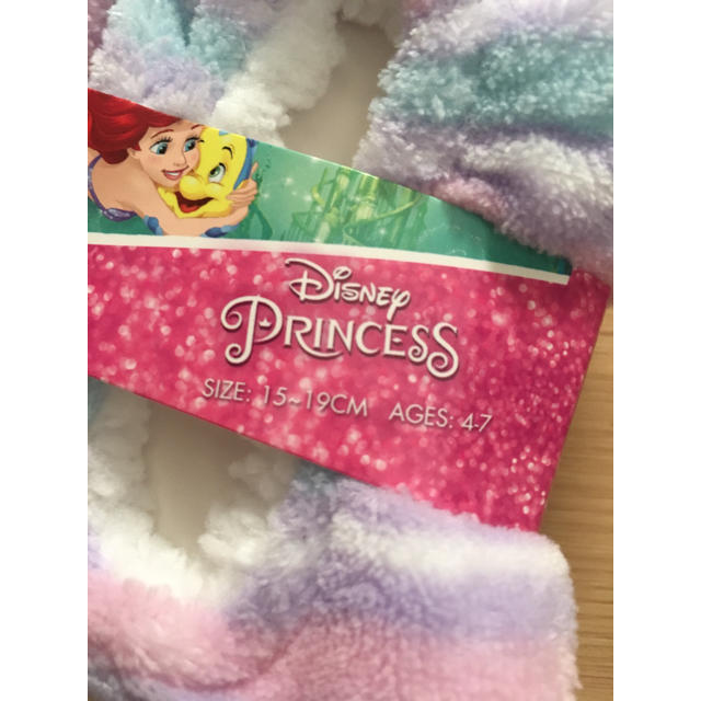 Disney(ディズニー)の《おまけ付き》ディズニー プリンセス  ルームシューズ  2足組 キッズ/ベビー/マタニティのこども用ファッション小物(靴下/タイツ)の商品写真