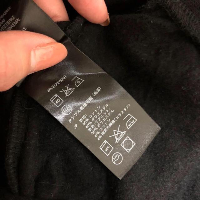 H&M(エイチアンドエム)のH&M 黒 パーカー（丈短め） レディースのトップス(パーカー)の商品写真