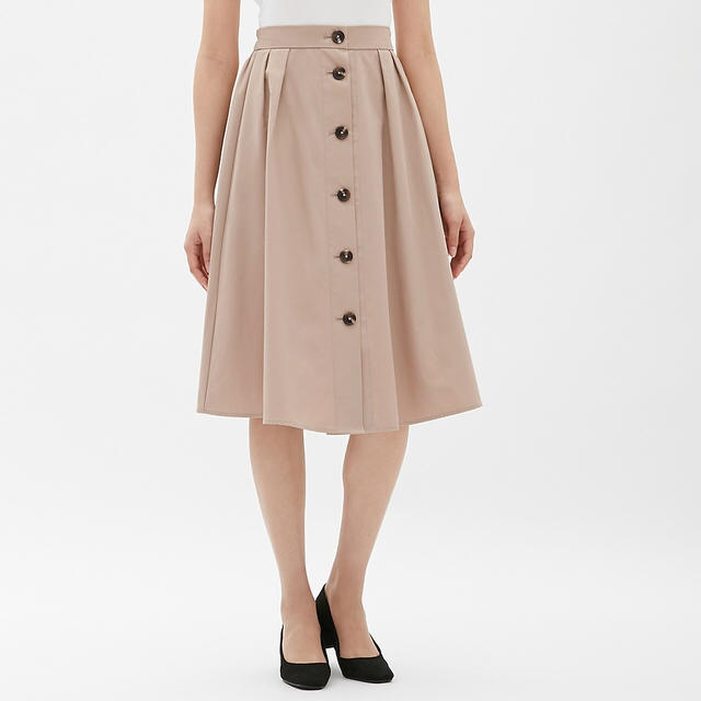 GU(ジーユー)のGU フロントボタンフレアスカート ベージュ M  レディースのスカート(ひざ丈スカート)の商品写真
