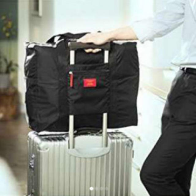 軽量 防水 旅行や出張で大活躍 大容量の折り畳みバッグ 黒 バッグオンバッグ レディースのバッグ(スーツケース/キャリーバッグ)の商品写真