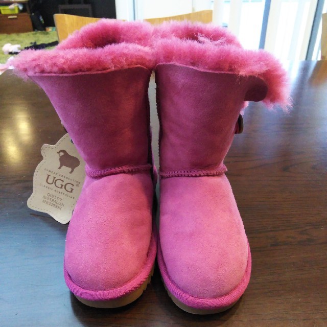 UGG(アグ)の本当に最終値下げ！アグ　ＵＧＧ ブーツ　ピンク　約16㌢　9/10 キッズ/ベビー/マタニティのキッズ靴/シューズ(15cm~)(ブーツ)の商品写真