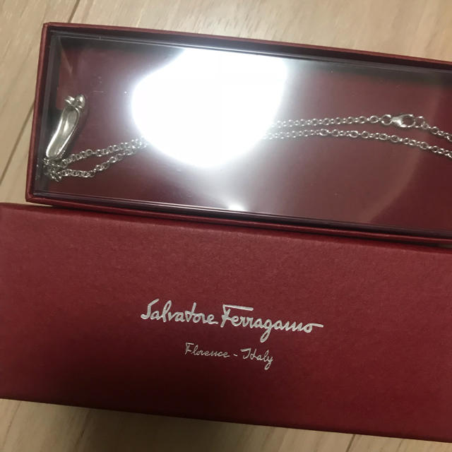 Salvatore Ferragamo(サルヴァトーレフェラガモ)のサルヴァトーレ・フェラガモSalvatore Ferragamo 靴型ネックレス レディースのアクセサリー(ネックレス)の商品写真