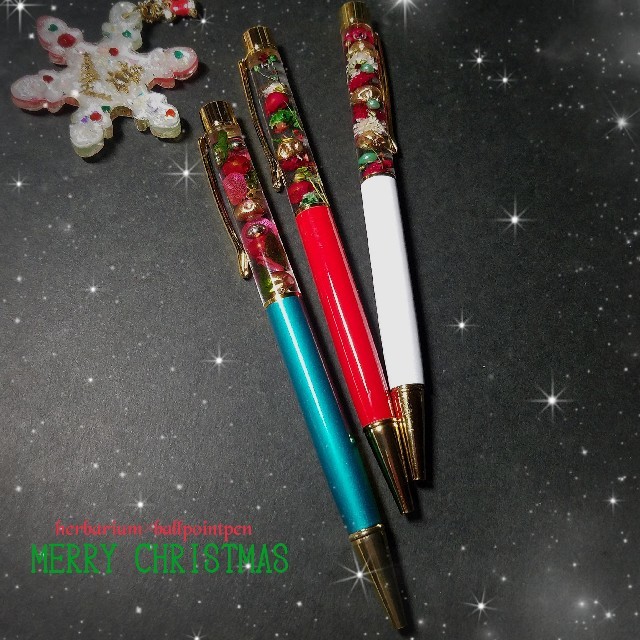 緑が主役のクリスマス☆ハーバリウムボールペン ハンドメイドの文具/ステーショナリー(その他)の商品写真