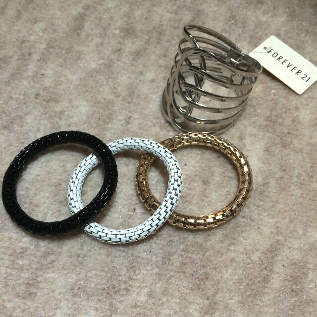FOREVER 21(フォーエバートゥエンティーワン)のForever21 セット レディースのアクセサリー(ブレスレット/バングル)の商品写真