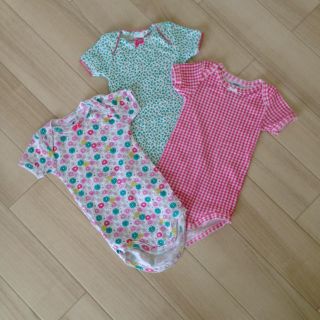 プチバトー(PETIT BATEAU)のヴィンテージフラワー半袖ボディ3枚組(ロンパース)