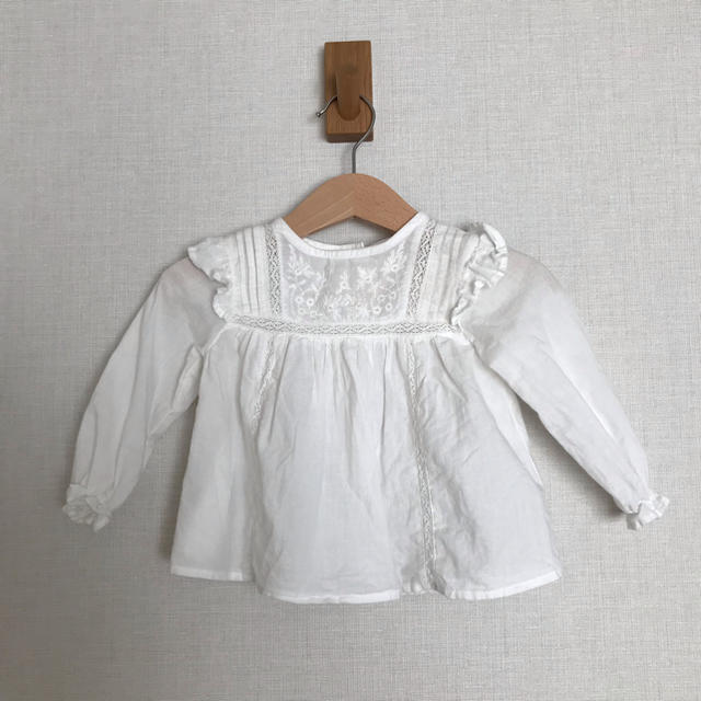 ZARA KIDS(ザラキッズ)のzara  mini白フリル刺繍ブラウス キッズ/ベビー/マタニティのベビー服(~85cm)(シャツ/カットソー)の商品写真