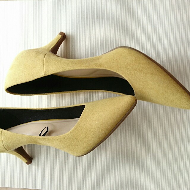 GU(ジーユー)のguスウェード イエロー パンプス  レディースの靴/シューズ(ハイヒール/パンプス)の商品写真
