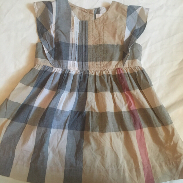 BURBERRY(バーバリー)のバーバリー 2y 3点セット 新品ハートワンピース他 キッズ/ベビー/マタニティのキッズ服女の子用(90cm~)(ワンピース)の商品写真