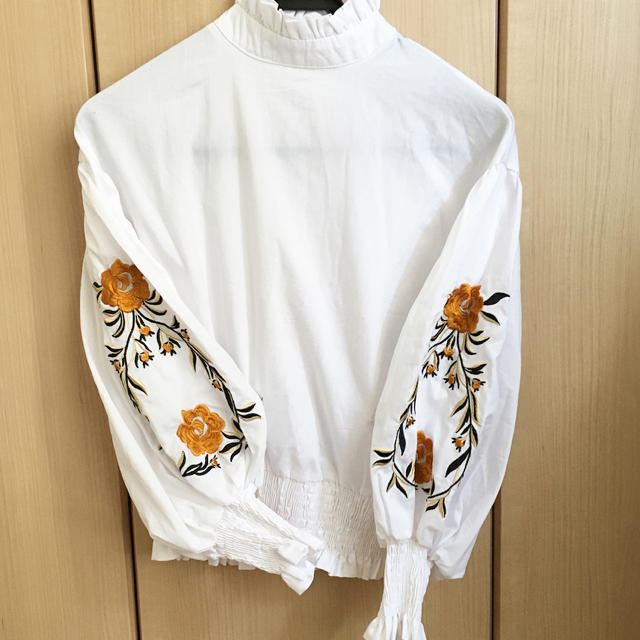 ハイネック 袖 刺繍 フリル 花柄 袖コンシャス レディースのトップス(シャツ/ブラウス(長袖/七分))の商品写真