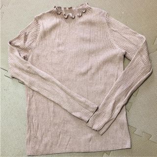 ユニクロ(UNIQLO)のUNIQLO フリルネック ニット ラメ ピンクベージュ M(ニット/セーター)