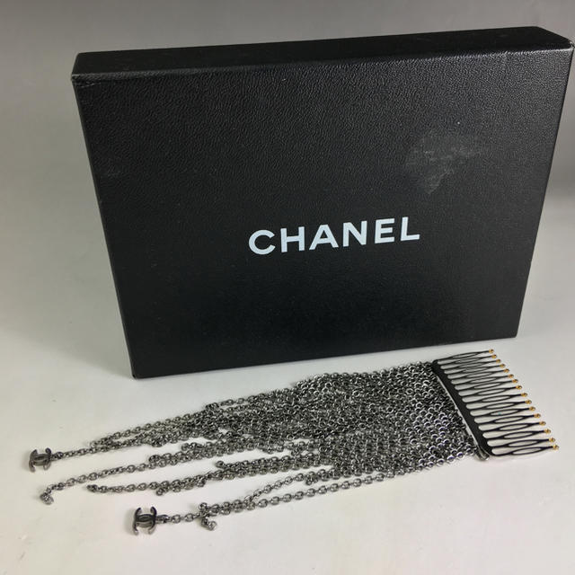 CHANEL(シャネル)のCHANEL シャネル 髪飾り クリップ チェーン 中古 シルバー色 チャーム  レディースのヘアアクセサリー(バレッタ/ヘアクリップ)の商品写真